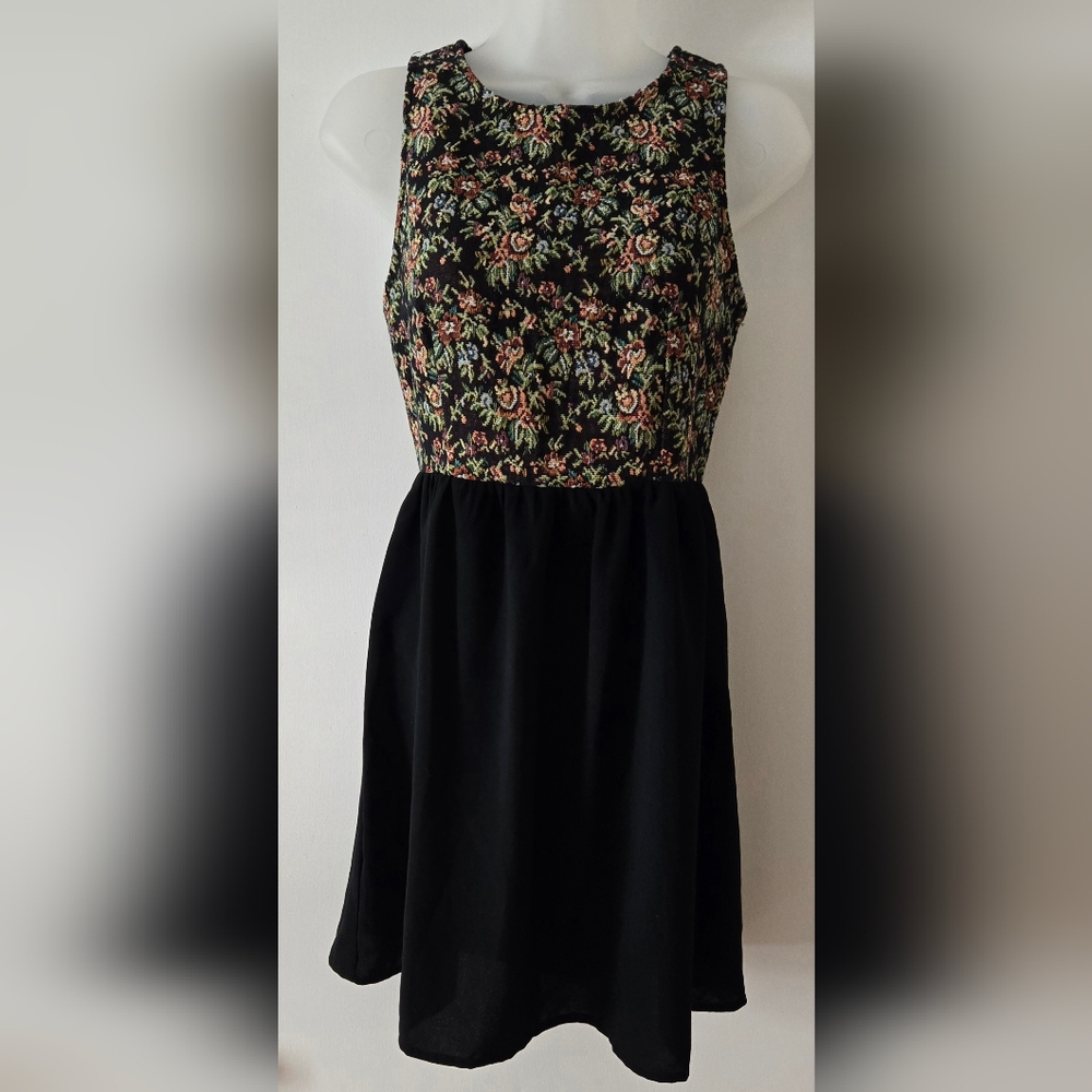 Forever 21 Fit & Flare Dress Sz Small Tapestry Like Bodice Black Skirt